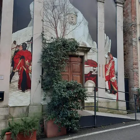 Opera In Rosso